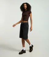 Blusa básica de mujer marca Blue Steel, confeccionada en tejido rib de algodón con elastano. Presenta un diseño ajustado al cuerpo, cuello redondo y mangas cortas.