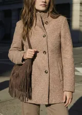 Tapado de poliéster con textura en color beige, de calce al cuerpo. Cuenta con cuello alto, cierre frontal de botones oscuros y bolsillos laterales.