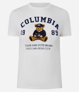 Remera de algodón con elastano, color blanco, de corte ajustado al cuerpo y manga corta. Cuenta con cuello redondo y estampa frontal estilo college con un oso sentado, la inscripción "Columbia", el número 1989 y la frase "Calm and Cute Bears".