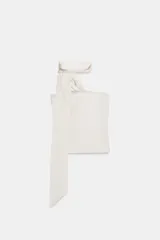 Top blanco de tejido satinado, con escote recto y hombros descubiertos. Presenta detalle de foulard a tono y cierre lateral con cremallera oculta.