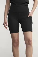 Calza corta deportiva negra de tiro alto, con bolsillos laterales.