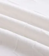 Su ter de punto color blanco de la marca Marfinno, con cuello redondo, manga larga y diseño texturizado en zigzag.