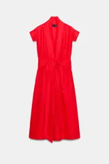 Vestido midi rojo de la colección ZW de Zara, confeccionado en hilatura con lino. Cuenta con escote en pico, manga corta, bolsillos laterales ocultos en la costura, falda de corte evasé y cierre frontal con cinturón ajustable del mismo tejido.