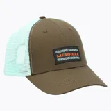 Gorra tipo trucker de seis paneles con visera curva, frente en color marrón oliva y malla trasera en tono verde claro. Presenta un parche rectangular frontal con el logo de la marca y ajuste posterior.