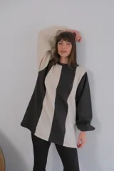 Buzo de viscosa con diseño a rayas verticales rojas y beige, mangas largas abullonadas con puños elastizados.