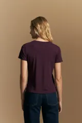 Remera básica de manga corta con cuello redondo y silueta ajustada, confeccionada en una mezcla de lyocell y elastano que proporciona una textura suave, liviana y elástica.