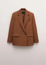 Blazer cruzado marrón con solapas de muesca, bolsillos con solapa y cierre frontal de botones.