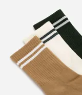 Kit de tres pares de medias de caña alta con diseño deportivo, confeccionadas en tejido de algodón. Presentan un diseño liso con dos franjas horizontales en la parte superior de la caña.