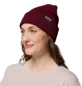 Gorro tipo beanie de punto color bordó con vuelta en el borde y etiqueta pequeña con el logo de la marca Columbia en gris.