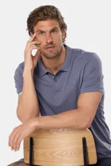 Remera polo azul con estampado de logos en todo el cuerpo, de corte clásico y manga corta.