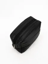 Necessaire rectangular de color negro, con diseño acolchado y cierre superior.