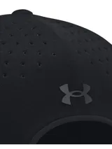 Gorra deportiva Under Armour de diseño anatómico sin costuras, confeccionada en tejido ultraligero y transpirable con perforaciones láser. Presenta un logo de silicona en relieve en el frente y cierre trasero ajustable de perfil bajo.