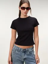 Remera de manga corta negra, de corte al cuerpo y cuello redondo, confeccionada en algodón con elastano.