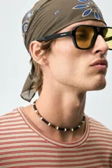 Camiseta de algodón con cuello redondo y manga corta, confeccionada en tejido jacquard a rayas horizontales en tonos terracota y beige.