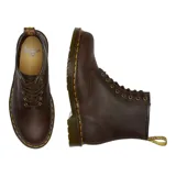Botas de cuero estilo militar con cordones, modelo 1460 de Dr. Martens. Presentan un acabado en cuero Crazy Horse de aspecto envejecido, costuras amarillas características en la vira y suela de goma AirWair resistente.