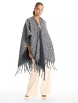 Ruana de tejido tipo tweed con destellos de lurex, diseño abierto con terminación de flecos en los bordes.