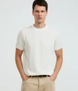 Remera de manga corta para hombre con cuello redondo y diseño texturado vertical, confeccionada por la marca Marfinno.