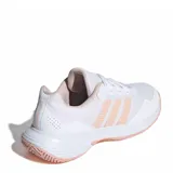 Championes deportivos Adidas modelo Game Court 2, diseñados para mujer. Presentan una combinación de colores blanco y rosado, con el logo de la marca en la lengüeta y las icónicas tres tiras laterales en tono rosado. Cuentan con una suela texturizada para mayor tracción y una estructura de malla transpirable.