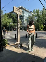 Pantalón de jean celeste de corte ancho.