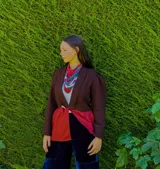 Blazer azul marino corto de lana con cuello solapa y mangas abullonadas.