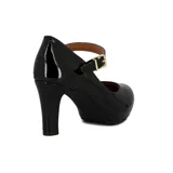 Zapato de tacón alto Vizzano, color negro charol, con punta redonda y plataforma delantera. Posee una tira de sujeción en el empeine con hebilla metálica dorada.
