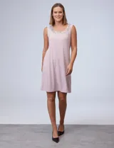 Conjunto de fiesta marca RM Richards, compuesto por vestido corto azul marino de seda fría con apliques bordados y chaqueta de seda fría con apliques bordados y mangas de microtul. El vestido tiene corte recto y largo a la rodilla. La chaqueta es abierta, con mangas 3/4 y largo a la cadera. El conjunto tiene forro interno a tono.