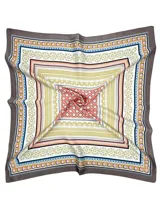 Pañuelo cuadrado de satén con estampado geométrico y floral en tonos turquesa, naranja, azul y beige.