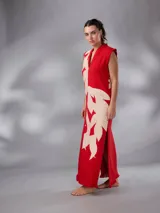 Vestido largo y recto sin mangas, confeccionado en paño de algodón con escote en V y cuello mao. Cuenta con un diseño bicolor en rojo y crudo con estampado exclusivo de hojas.