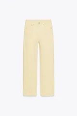 Jeans de mujer, tiro alto, color azul medio con efecto desgastado (lavado claro en muslos y oscuro en bordes). Corte recto y ancho (mom fit) con cinco bolsillos y cierre frontal de botón y cremallera.