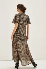 Vestido midi con estampado batik en tonos oscuros y dorados, de escote en V, mangas cortas con vuelo y detalle de fruncido central en la cintura.