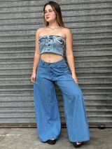 Corset strapless de denim celeste con botones frontales y ruedo desflecado.