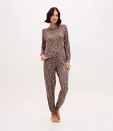 Pantalón de pijama tipo jogger Lov, color marrón con estampado floral blanco, cintura elástica con lazo y puños ajustados.