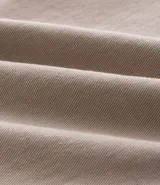 Pantalón chino de corte recto confeccionado en sarga de algodón con un toque de elastano. Presenta cierre frontal con botón y cremallera, bolsillos laterales funcionales y bolsillos traseros. Diseño de estilo sastrero versátil para looks casuales o formales.
