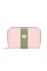 Billetera con cierre de cremallera, cuerpo principal color rosa pálido, con una franja central vertical color verde oliva. En la franja central lleva un aplique metálico con forma de corazón plateado.