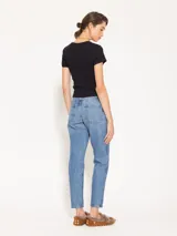 Jeans recto de tiro alto, tipo mom fit, con detalle desflecado en los laterales y diferencia de tonos entre el denim del delantero y de la espalda.