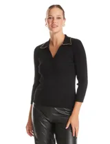 Buzo de tejido acanalado marca Rio & Rian, color negro, con cuello solapa decorado con una cadena metálica y escote en V. Presenta mangas tres cuartos y un ajuste al cuerpo.