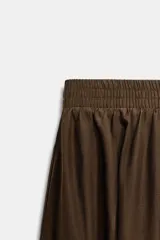 Falda midi color marrón, de tiro alto con cintura elástica y forro interior a tono.