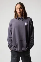 Buzo hoodie gris con logo estampado en el pecho.