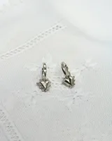 Aros de plata 925 tipo argolla con dijes colgantes en forma de corazón con detalles texturizados.