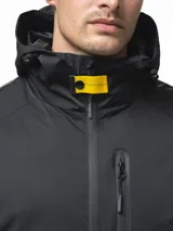 Campera 3 en 1 de diseño funcional, compuesta por una capa exterior semi impermeable con capucha ajustable y puños con velcro, y una capa interior capitoneada y abrigada. Ambas piezas pueden utilizarse juntas o por separado. Cuenta con cierre frontal, bolsillos laterales y un bolsillo en el pecho, todos con cierre.