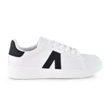 Championes blancos con detalle de una "V" negra en el lateral y contrafuerte trasero negro.