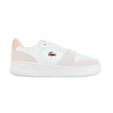 Championes Lacoste modelo L001 Set 225, de diseño urbano en color blanco con detalles en beige claro. Presentan el logo del cocodrilo en tono metalizado cobrizo en el lateral, paneles de gamuza en la puntera y el talón, y suela de goma con relieve.