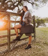 Bota corta de cuero vacuno con acabado metalizado y textura de reptil. Presenta punta fina, cierre lateral interno y taco cuadrado de madera.