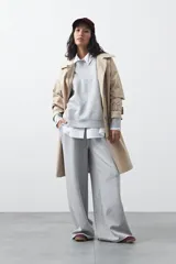 Pantalón tipo babucha de corte recto y pierna amplia, con cintura elástica y bolsillos laterales. Presenta una caída fluida y costuras marcadas que aportan estructura al diseño.