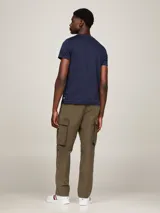 Remera azul marino de corte slim, confeccionada en tejido interlock de algodón elástico. Tiene cuello redondo y logo de Tommy Hilfiger bordado en el pecho.