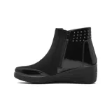 Bota casual de caña media, confeccionada en una combinación de materiales mate y charol brillante. Presenta detalles de tachas metálicas en la parte superior del talón y a lo largo de un panel lateral. Cuenta con una suela de plataforma corrida que proporciona mayor altura y confort.
