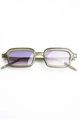 Lentes de sol con armazón rectangular de acetato color ocre translúcido y cristales degradados en tono violeta.