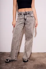 Pantalón de jean gris con efecto lavado, corte wide leg y tiro medio.