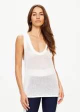 Musculosa blanca de tejido calado con escote redondo y sisas amplias.