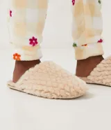 Pantuflas cerradas de mujer color beige, confeccionadas en tejido de poliéster con textura de pelos en escamas.